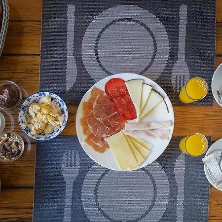 לינה וארוחת בוקר Vistalroque 2*